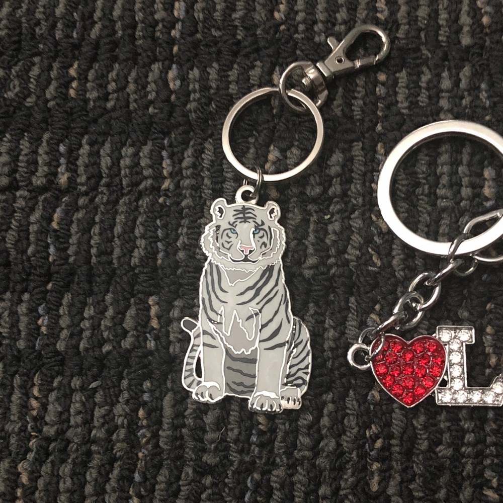 🍄 Choose One by Size Variety of Keychains - Picture 2 of 11